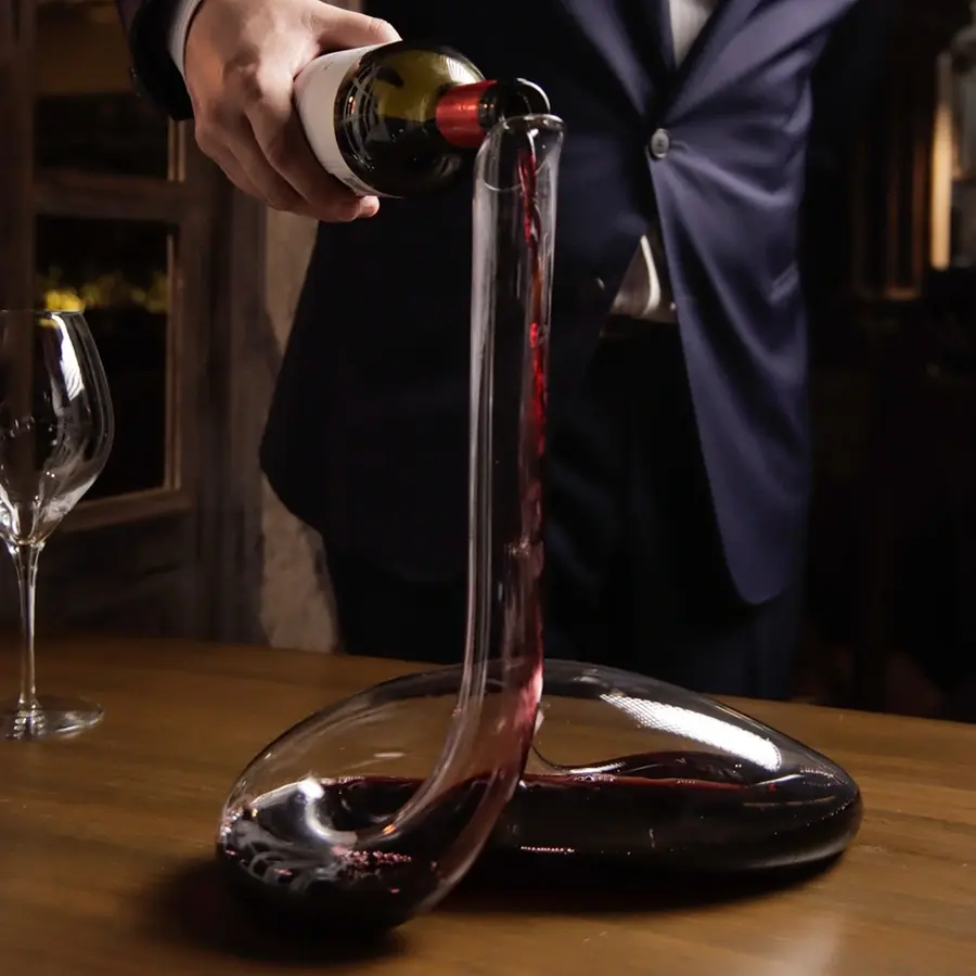 Dinner and enjoy wine in the Italian coastal style